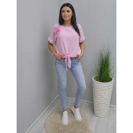 Csinos alján megkötős blúz virágos kitűzővel (púder rózsaszín)