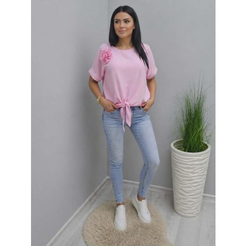   Csinos alján megkötős blúz virágos kitűzővel (púder rózsaszín)