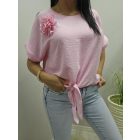 Csinos alján megkötős blúz virágos kitűzővel (púder rózsaszín)