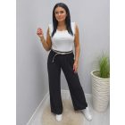 Csinos nyakán és vállán fodros finoman bordázott felső (fehér)