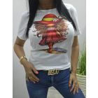 Csinos lány kalapban mintás póló