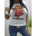 Csinos lány kalapban mintás póló