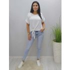 Csinos alján megkötős blúz virágos kitűzővel (fehér)