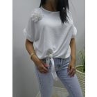 Csinos alján megkötős blúz virágos kitűzővel (fehér)