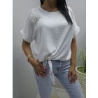 Csinos alján megkötős blúz virágos kitűzővel (fehér)