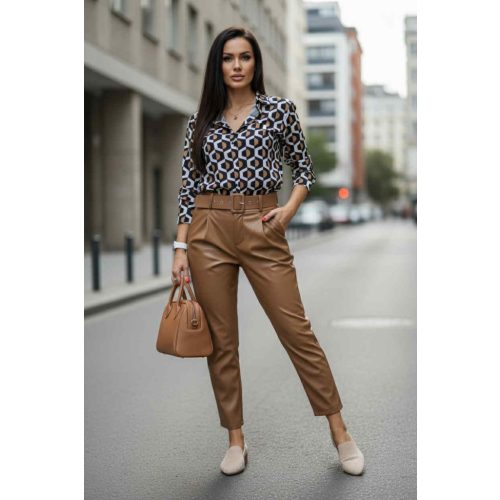 Nagyon csinos magas derekú műbőr nadrág övvel (barna)