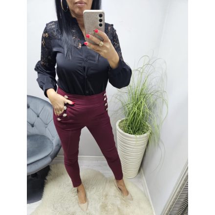 Csinos gumis derekú nadrág zsebénél gombdíszítéssel (burgundi)