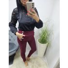Csinos gumis derekú nadrág zsebénél gombdíszítéssel (burgundi)