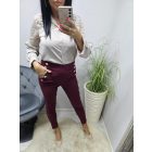 Csinos gumis derekú nadrág zsebénél gombdíszítéssel (burgundi)