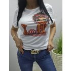 Csinos lány napszemüvegben mintás póló