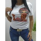 Csinos lány napszemüvegben mintás póló