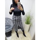 Csinos elején felvágott kockás szoknya 