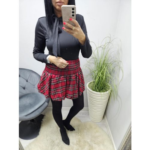 Nagyon csinos gumírozott derekú piros kockás szoknya