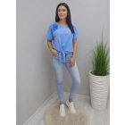 Csinos alján megkötős blúz virágos kitűzővel (kék)