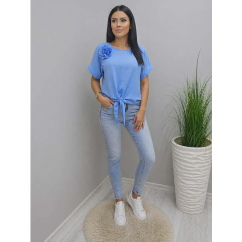 Csinos alján megkötős blúz virágos kitűzővel (kék)