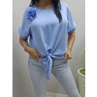 Csinos alján megkötős blúz virágos kitűzővel (kék)