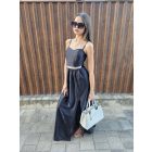 Gyönyörű fekete szatén hatású maxiruha derekán megkötővel