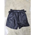 Csinos műbőr rövidnadrág elején arany lenyomattal (fekete-arany)